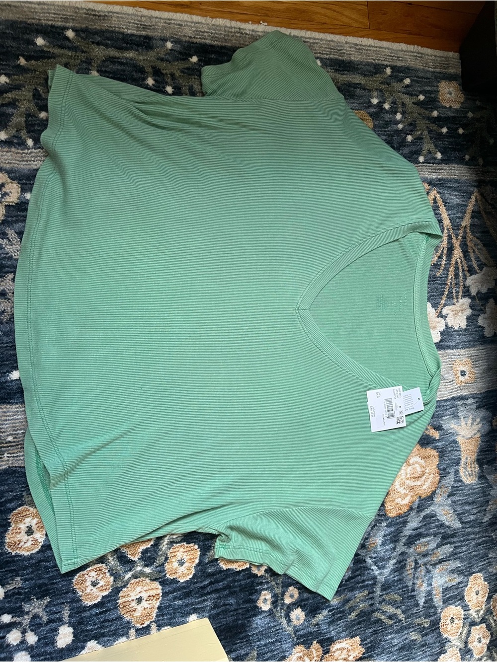 American Eagle Outfitters Mint Green Ribbed V-Neck Tee- Size L BNWT - Picture 8 of 9